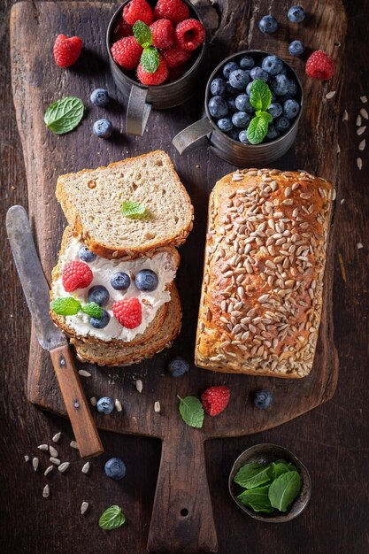 Pain savoureux et frais pour le petit déjeuner avec fruits et fromage