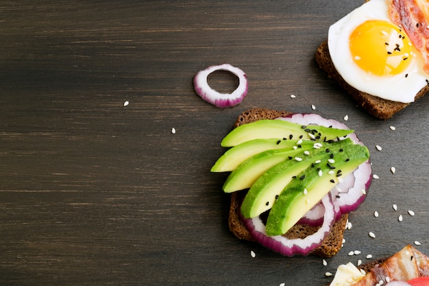 Pain de seigle à l&#39;avocat sur fond en bois.