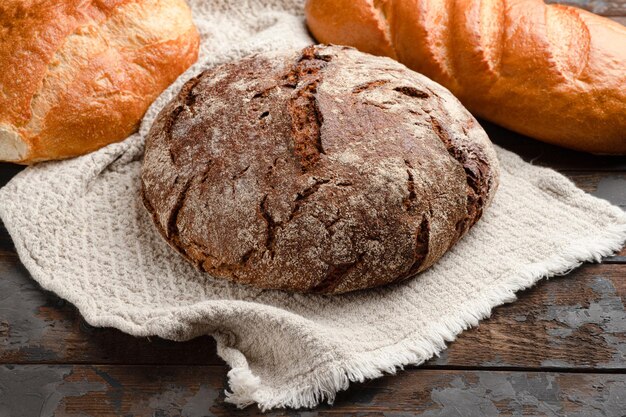 Pain de seigle ciabatta italien sur fond de bois