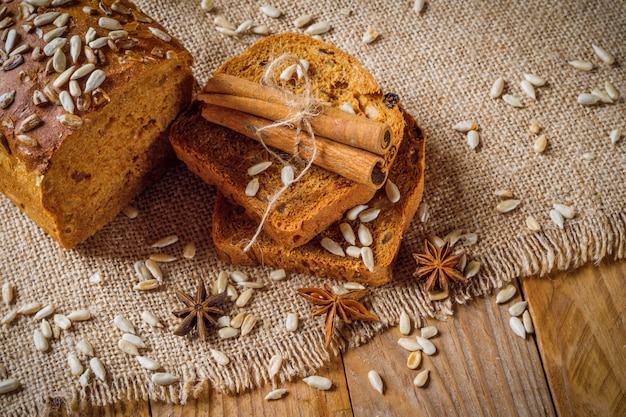 Pain de seigle à côté des bâtons de cannelle et d&#39;anis étoilé