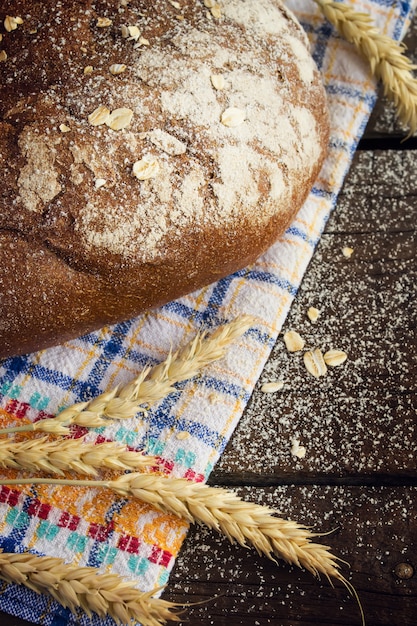 Pain de seigle frais sur un bois rustique