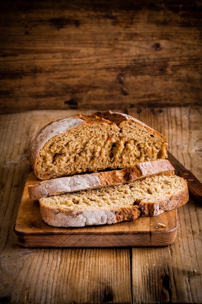 Pain de seigle frais sur un fond en bois rustique