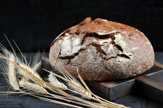 Pain de seigle, miche entière et oreilles