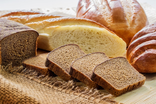 Pain de seigle et miche longue blanche.