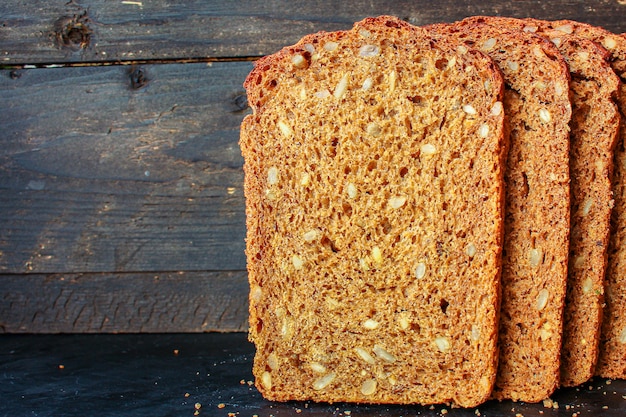 pain de seigle noir avec des additifs et des graines utiles