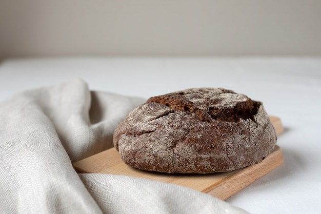 Pain de seigle noir sur une planche de bois