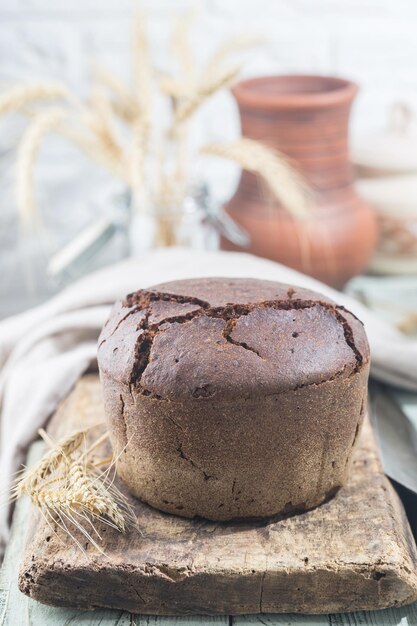 Pain de seigle rond traditionnel fait maison frais sur fond de bois rustique