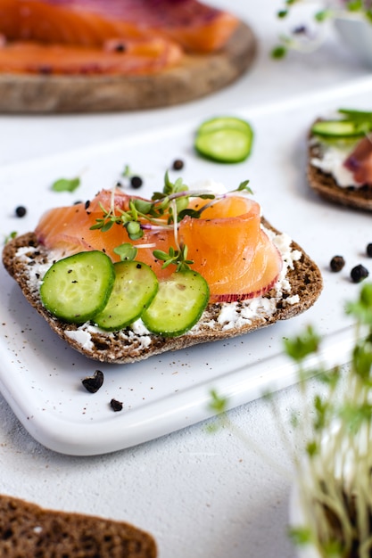 Pain de seigle, saumon fumé, concombre et micro-légumes