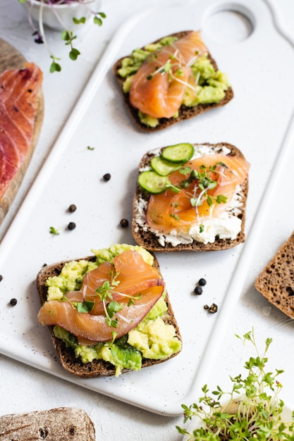 Pain De Seigle, Saumon Fumé, Concombre Et Micro-légumes