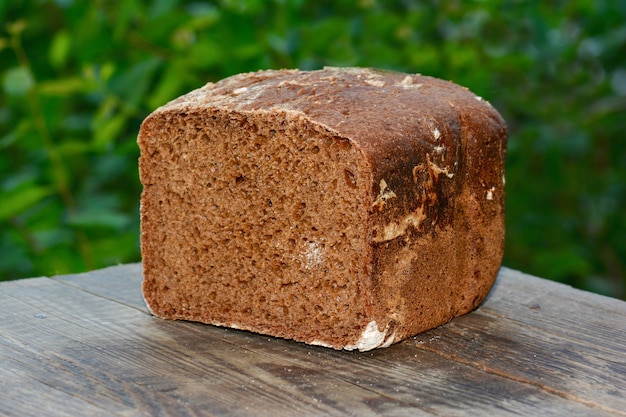 Pain de seigle sur une table en bois