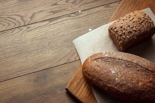 pain de seigle tranché fraîchement cuit sur une planche à découper en bois