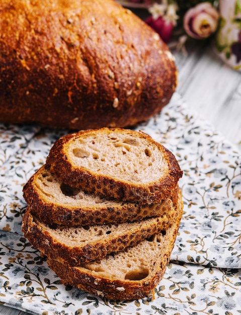 Pain de seigle en tranches gros plan sur la table