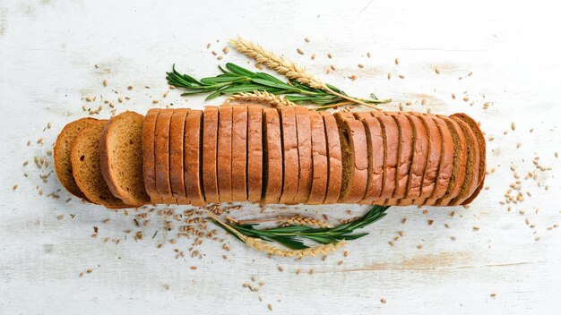 Pain de son frais sur une vieille table de cuisine Cuisson à partir de seigle et de farine Vue de dessus Style rustique