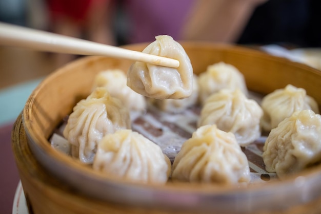 Un pain de soupe à la vapeur dans un restaurant chinois