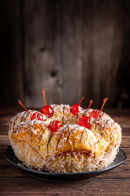 Pain sucré à la crème pâtissière coco et cerise