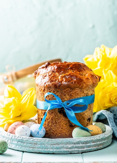 Pain Sucré Orthodoxe De Pâques, Kulich Et œufs De Caille Colorés. Concept De Petit-déjeuner De Vacances Avec Espace Copie