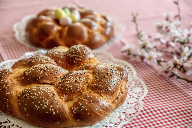 Photo le pain sucré de pâques grec tsoureki brioche tressé sur la table vue rapprochée