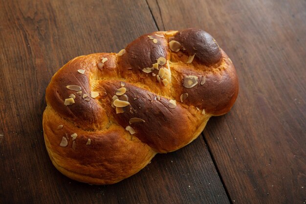 Photo pain sucré de pâques grec tsoureki tresse sur fond de bois