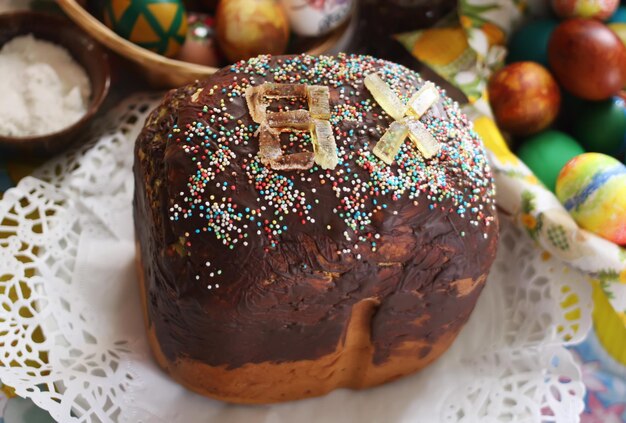 Pain sucré de Pâques avec des lettres décoratives russes.