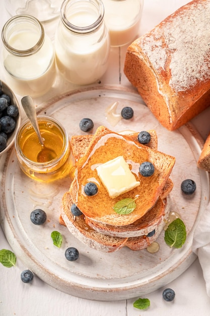 Pain sucré et savoureux aux baies sirop d'érable et beurre