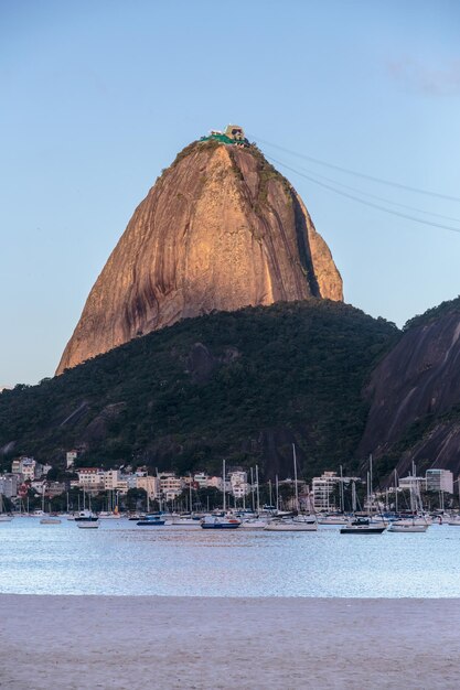 Photo pain de sucre vu du quartier de botafogo à rio de janeiro au brésil.