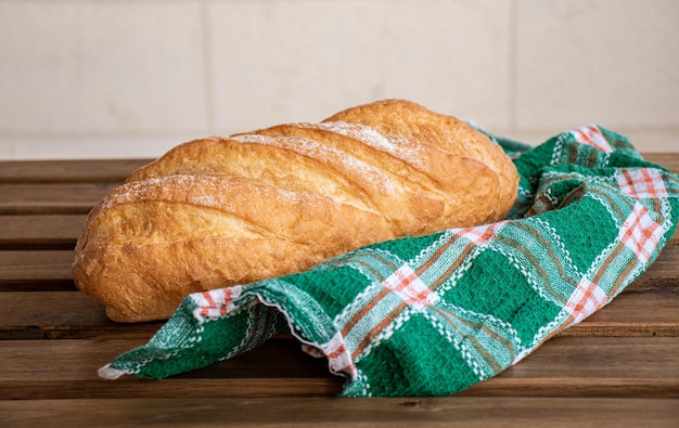 Pain sur table en bois prêt à être servi avec un fond blanc