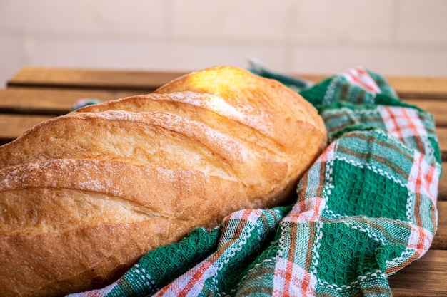 Pain sur table en bois prêt à être servi avec un fond blanc