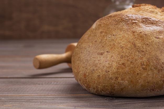 Pain sur la texture de fond de table en bois