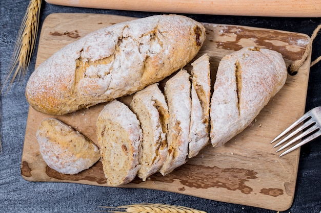 Pain traditionnel fraîchement cuit sur la table en bois Pain à l&#39;avoine