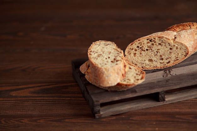 Pain traditionnel fraîchement cuit sur table en bois