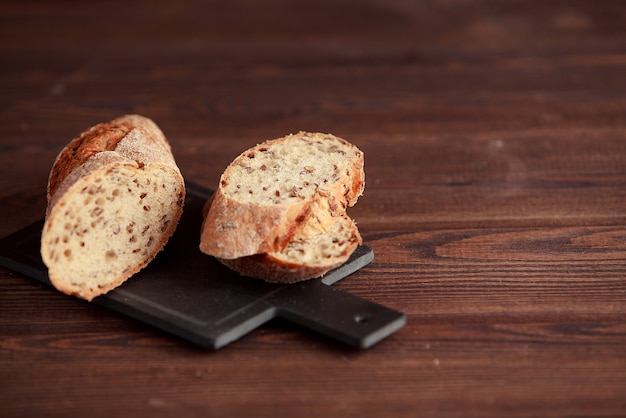 Pain traditionnel fraîchement cuit sur table en bois