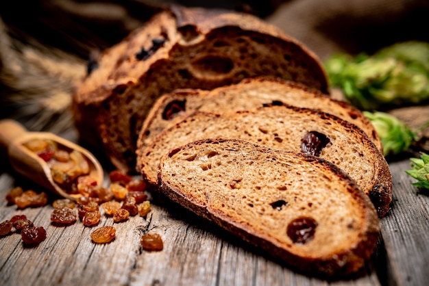 Pain traditionnel fraîchement sorti du four sur table en bois. La nourriture saine