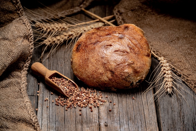 Pain traditionnel fraîchement sorti du four sur une table en bois