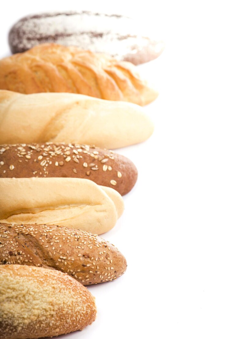 Photo pain traditionnel frais assortiment de pain frais sur le fond blanc