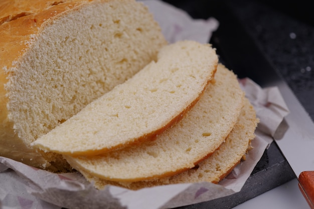 Pain tranché sur une assiette