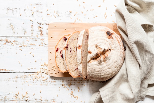 Pain tranché à plat sur une planche à découper