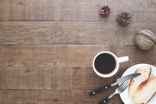 Pain En Tranches Maison Avec Du Café Sur Table En Bois Avec Copie