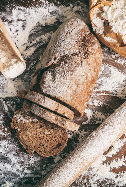 Pain et tranches recouvertes de farine blanche vue de dessus