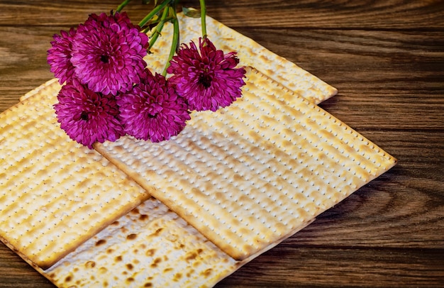 Pain de vacances juif matzoh Pâque sur vieille table en bois