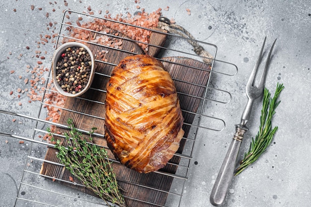 Pain de viande au four avec pain de viande au bacon sur un gril Fond gris Vue de dessus