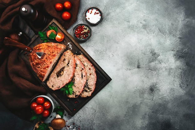 Pain de viande aux mashrooms cuisine américaine avec viande hachée de porc au four sur table grise vue de dessus espace de copie