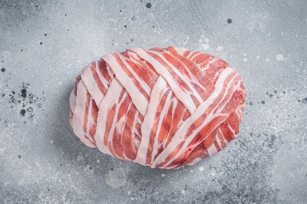 Pain de viande cru classique avec viande de boeuf hachée et bacon pain de viande non cuit Fond gris Vue de dessus