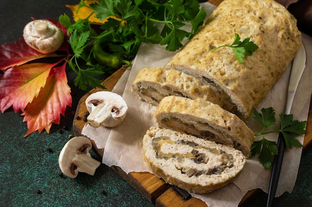 Pain De Viande Farci Aux Champignons Et Fromage Sur La Table Des Fêtes De Thanksgiving