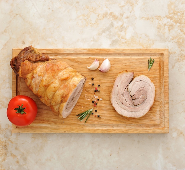 Pain de viande sur une planche de bois