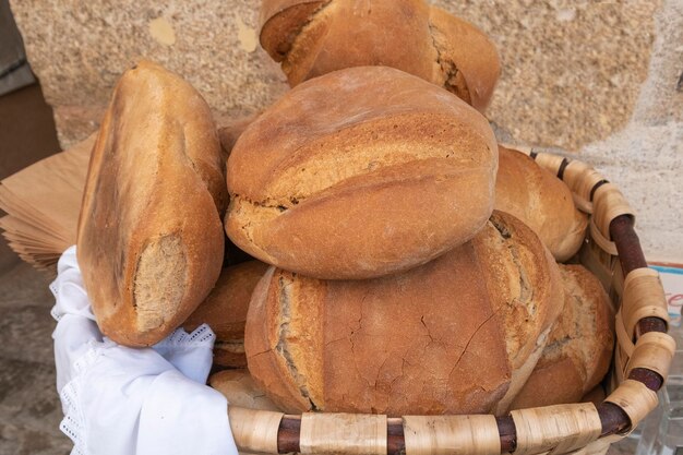 Pain de village Pain de village sur table en bois Concept alimentaire fait maison Levain Mise au point sélective