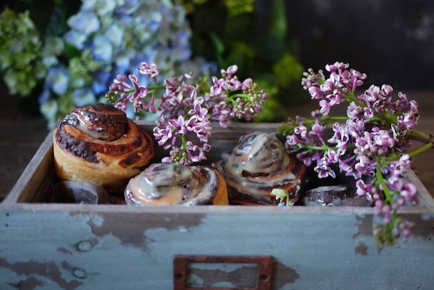 pains au chocolat à la crème en boîte vintage