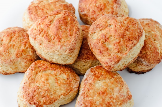 Pains au fromage scones sur fond blanc