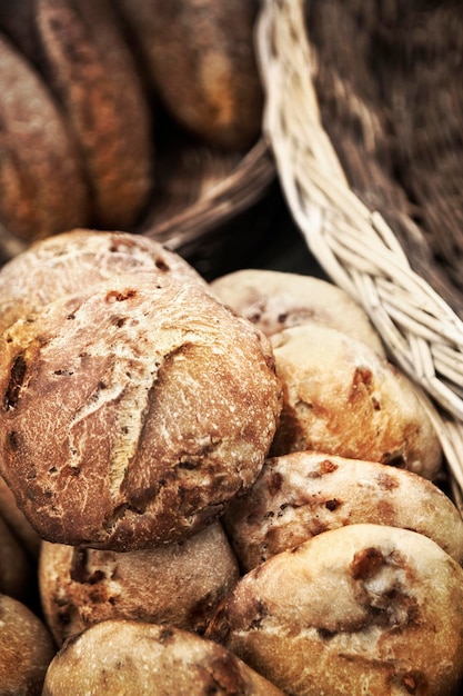 Pains aux figues et au bacon sur des paniers en osier