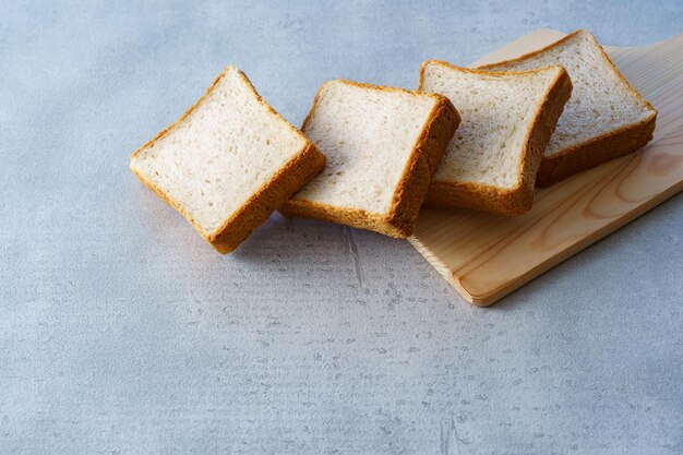 Pains aux grains entiers posés sur la table