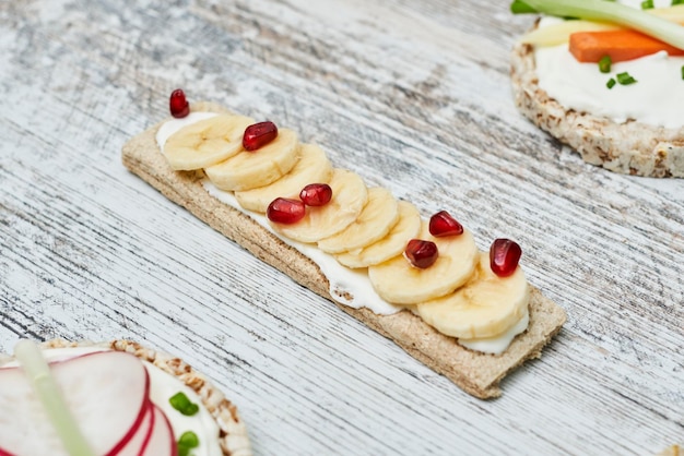 Pains croustillants au fromage à la crème et aux fruits Vue de dessus